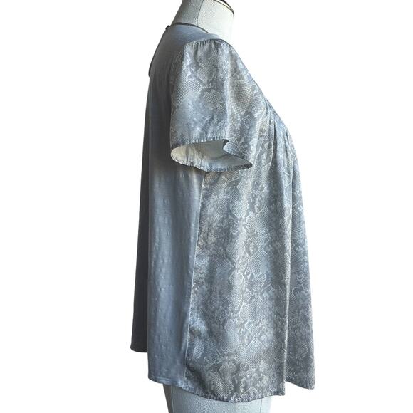 Women's DOLAN Anthropologie Gray Blouse Snake Print Short Sleeve Pleated Top S - Picture 3 of 10